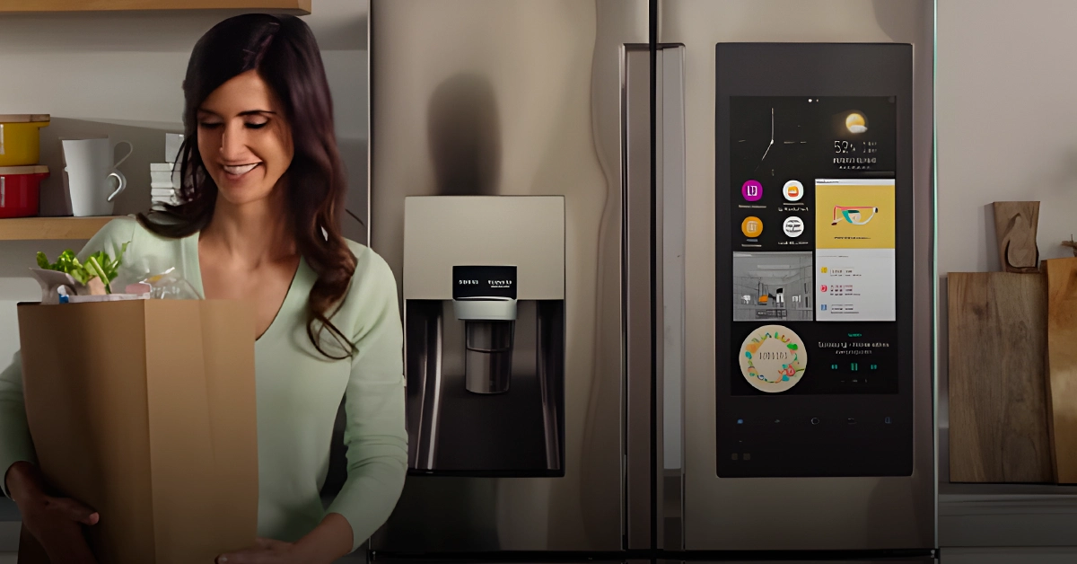 Pessoa utilizando recursos smart de uma geladeira premium.